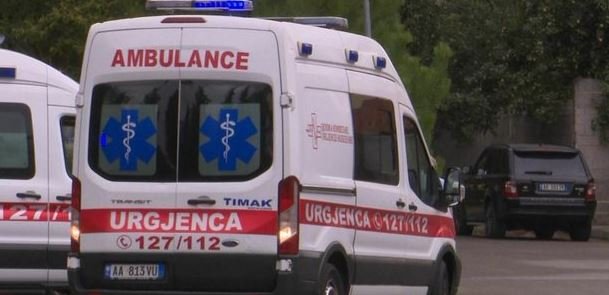 Iu shpërthen bomba teksa riparonin një banesë, plagosen dy persona në Përmet. Transportohen me urgjencë në spital.