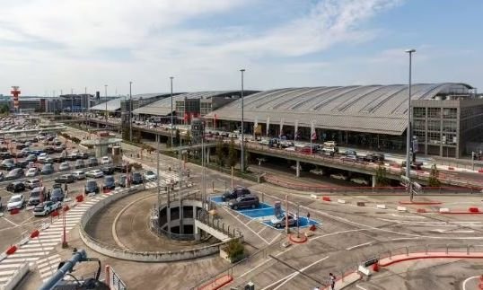 Alarm në Hamburg! Një pjesë e aeroportit evakuohet për shkak të një hetimi të madh policor.