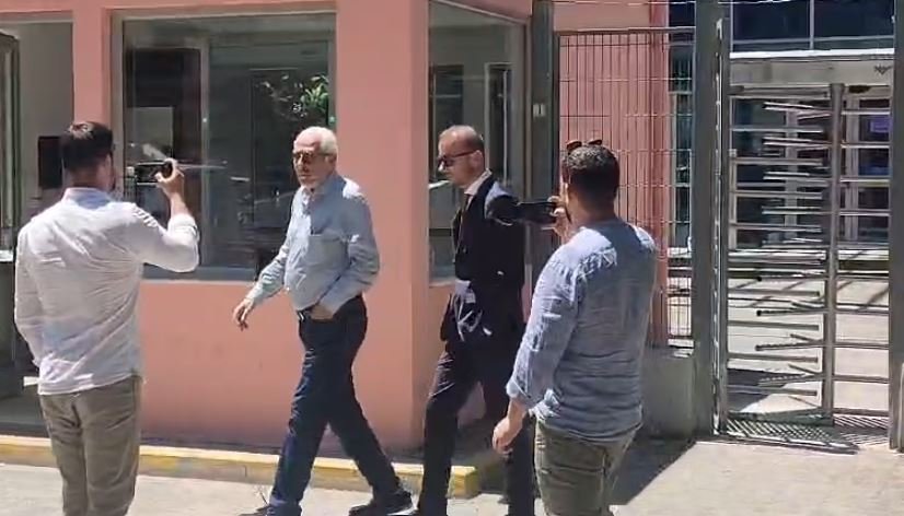 Pronari i kompanisë “Eurocol”, Pandeli Carapuli paraqitet në SPAK. Burime: U pyet për vilën që dyshohet se i përket Ballukut, prona në emër të Igli Tares