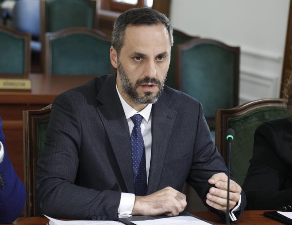 Polici u vra gjatë një operacioni, kolegu u plagos, ministri i Brendshëm dënon aktin kriminal: Autori do të përballet me drejtësinë.