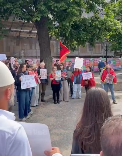 Shqiptarët në këmbë, kërkojnë dorëheqjen e Ramës/ Protesta sot në Hagë: Ta rrëzojmë qeverinë e korruptuar, na përzunë nga shtëpitë.