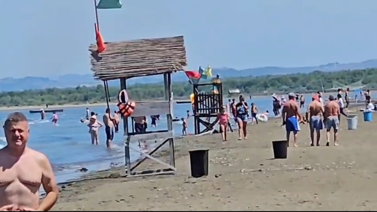 Plazhit të Divjakës vijon t’i mungojë siguria në kulmin e sezonit turistik.
