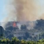 Zjarr në lagjen “15 Tetori” në Vlorë, flakët përhapen drejt banesave të zonës