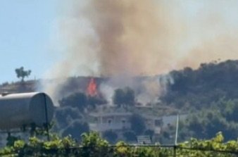 Zjarr në lagjen “15 Tetori” në Vlorë, flakët përhapen drejt banesave të zonës