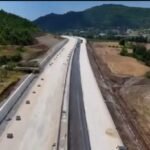 Vijojnë punimet në aksin Elbasan–Rrogozhinë, segment kyç i Korridorit VIII.