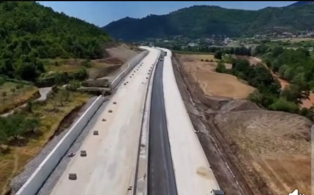 Vijojnë punimet në aksin Elbasan–Rrogozhinë, segment kyç i Korridorit VIII.