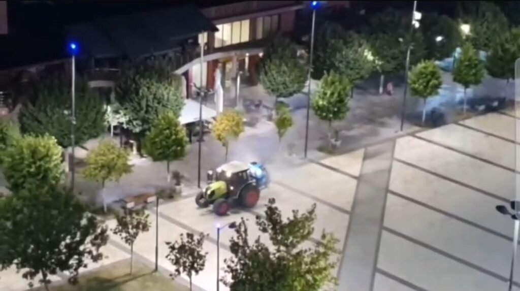 Lushnjë, nis dezinsektimi i parkut dhe rrugëve kryesore