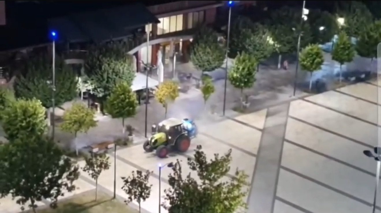 Lushnjë, nis dezinsektimi i parkut dhe rrugëve kryesore