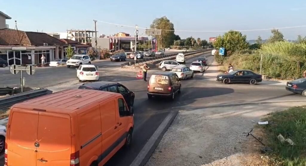Aksident i rëndë tek kryqëzimi i pushimi të shoferit në autostradën Lushnje Fier