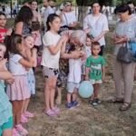“Festa e Fëmijëve” gjallëron mbrëmjen në Lushnjë, të rinjtë sjellin argëtim dhe buzëqeshje për më të vegjlit.