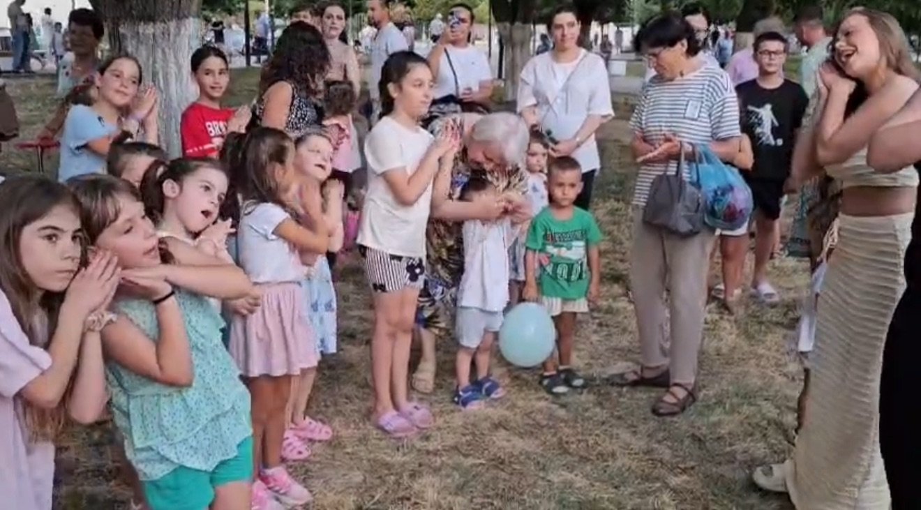 “Festa e Fëmijëve” gjallëron mbrëmjen në Lushnjë, të rinjtë sjellin argëtim dhe buzëqeshje për më të vegjlit.
