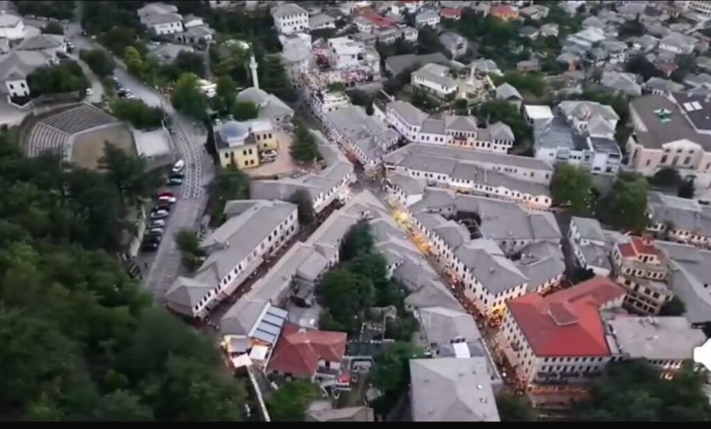 Gjirokastra feston 21-vjetorin në UNESCO, qyteti i gurit kremton historinë, kulturën dhe trashëgiminë. Gjirokastra feston 21-vjetorin në UNESCO, qyteti i gurit kremton historinë, kulturën dhe trashëgiminë.