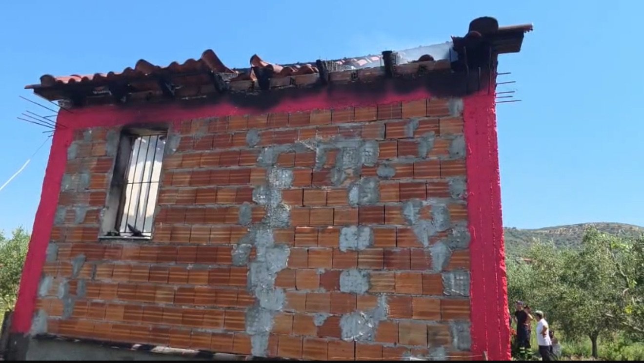 Flakët e zjarrit kanë përfshirë një shtëpi banimi në fshatin Stan Karbunar