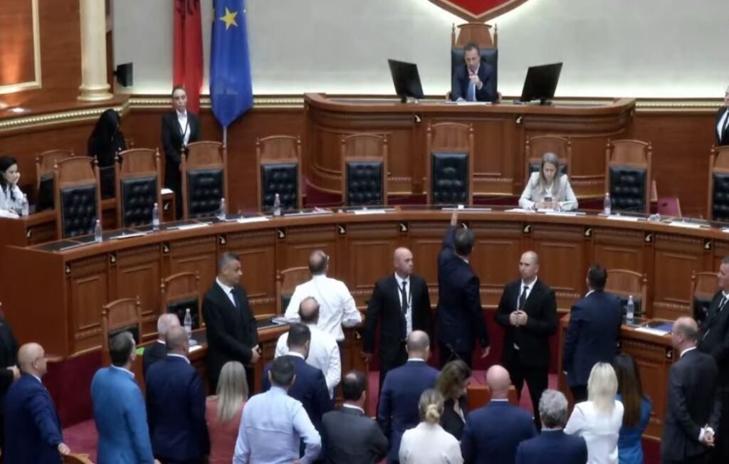Seanca Plenare është ndërprerë për të dytën herë pasi opozita bllokoi foltoren