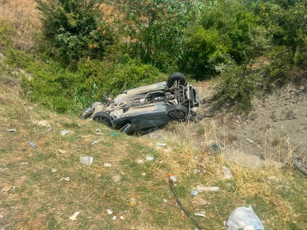 Aksident i rëndë pranë Gramshit, makina del nga rruga dhe rrokulliset disa herë