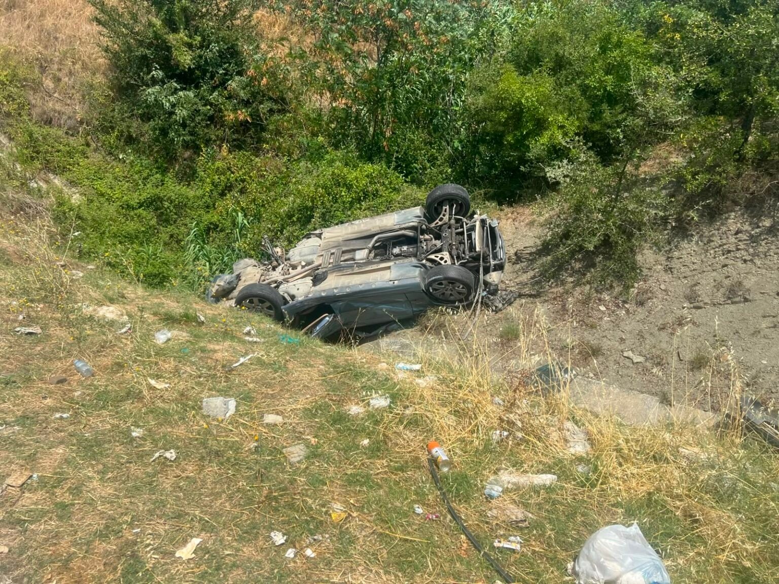 Aksident i rëndë pranë Gramshit, makina del nga rruga dhe rrokulliset disa herë