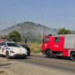 Zjarr pranë banesave në unazën jugore të Elbasanit/ Dëgjohen shpërthime, dyshohet për fishekë