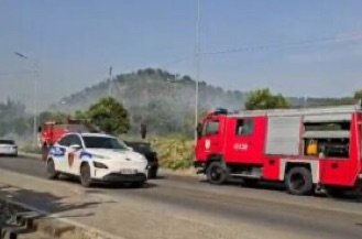 Zjarr pranë banesave në unazën jugore të Elbasanit/ Dëgjohen shpërthime, dyshohet për fishekë
