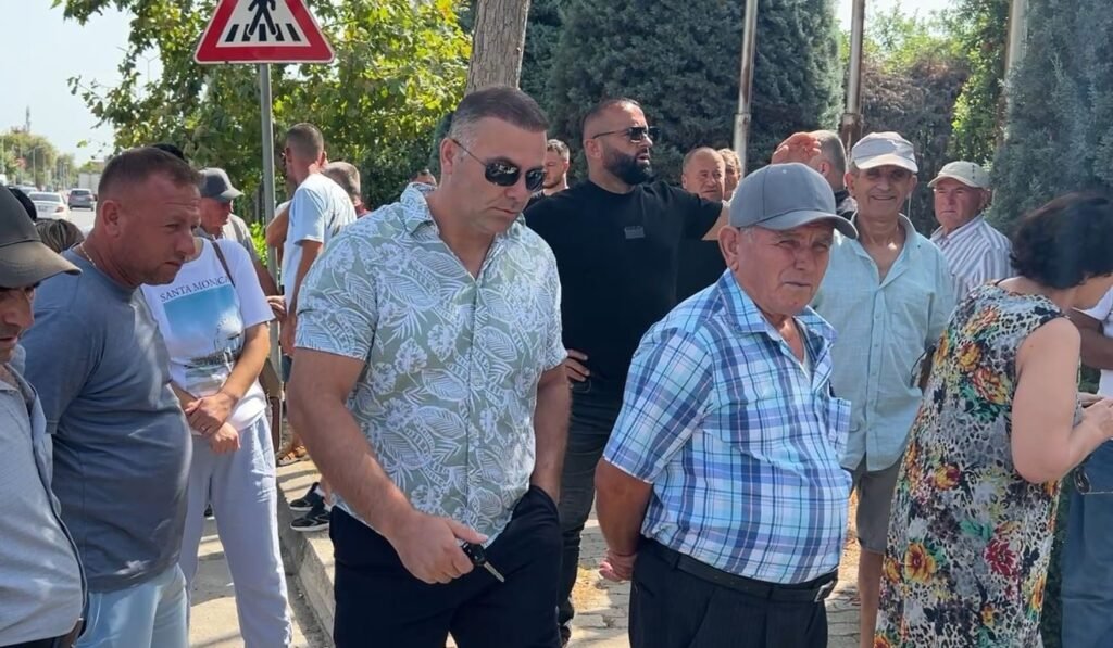Dhjetëra banorë në protestë pranë zyrave të “Bankers Petroleum”