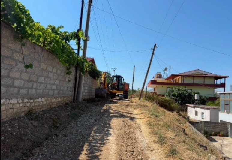 Kuçovë, investimet nuk ndalen. Nisin punimet për rikualifikimin e dy rrugëve të tjera në qytet.