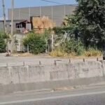Mungesa e fletëve plastike mbi trafikndarëset në autostradën Fier–Lushnjë–Rrogozhinë po ngre shqetësime për sigurinë rrugore.