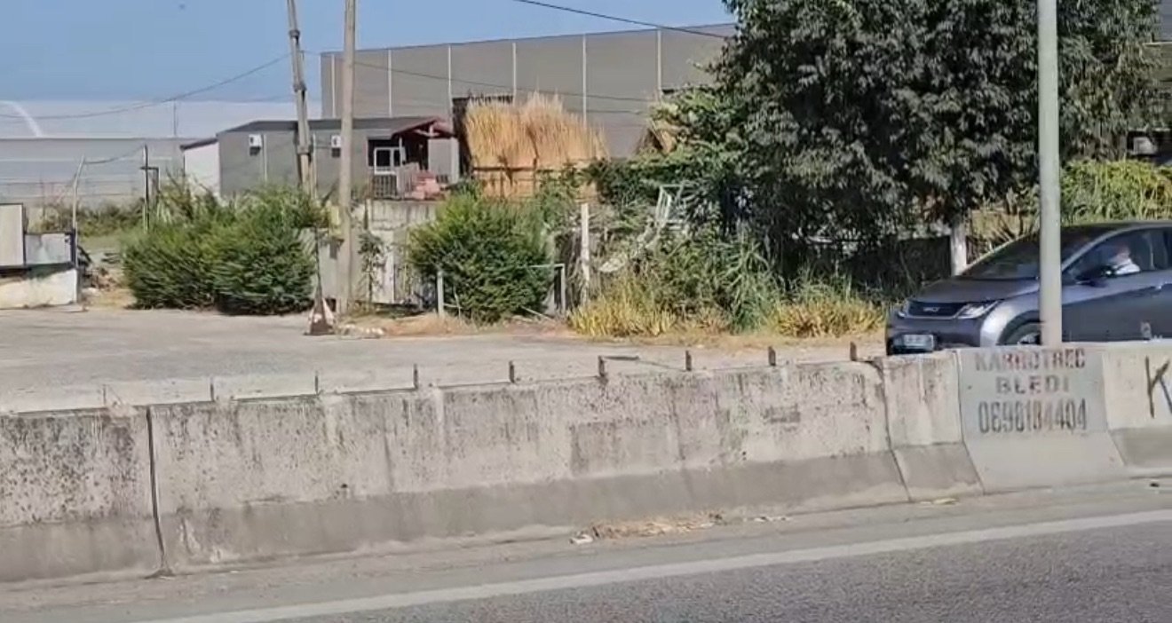 Mungesa e fletëve plastike mbi trafikndarëset në autostradën Fier–Lushnjë–Rrogozhinë po ngre shqetësime për sigurinë rrugore.