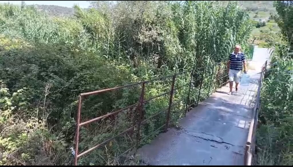 Përroi i Levanit i papastruar,i kthyer në kolektor ujërash të zeza dhe mbetjesh urbane,rrezik për shëndetin e banorëve dhe mjedisin. Përroi i Levanit i papastruar,i kthyer në kolektor ujërash të zeza dhe mbetjesh urbane,rrezik për shëndetin e banorëve dhe mjedisin.