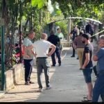 Një ngjarje e rëndë tronditi Fierin sot në mengjes ku një 35 vjeçar vrau 58 vjeçarin Kosta Plaka, plagosi rëndë gruan e tij Belere dhe rrëmbeu vajzën e tyre 25 vjeçare Rozalina.