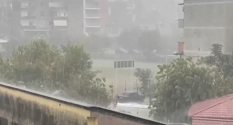 Mot i keq në Gramsh, reshje shiu e breshëri përfshijnë zonat