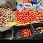 Tregu i pakicës i fruta perimeve në Lushnjë me çmime të qëndrueshme, por me pak blerës në kulmin e sezonit veror.