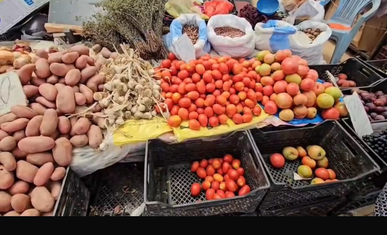 Tregu i pakicës i fruta perimeve në Lushnjë me çmime të qëndrueshme, por me pak blerës në kulmin e sezonit veror.