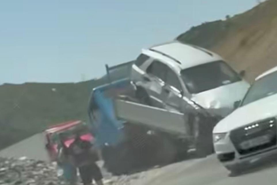 Karrotreci me një automjet të ngarkuar përfshihet në aksident në aksin Librazhd–Elbasan