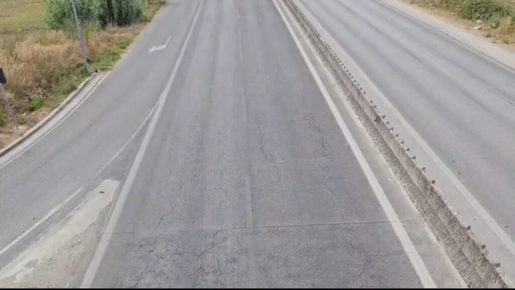 Tendera pa fund për mirëmbajtje rrugësh, por akset mbeten pa vijëzim në kulmin e sezonit turistik.