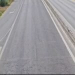 Tendera pa fund për mirëmbajtje rrugësh, por akset mbeten pa vijëzim në kulmin e sezonit turistik.