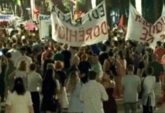58 ditë qëndresë /Aktivistët transmetojnë në shesh dokumentarin për Teatrin