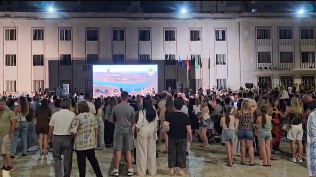 Lushnja i jep jetë netëve të verës me muzikë, këngë dhe valle në sheshin qendror të qytetit.