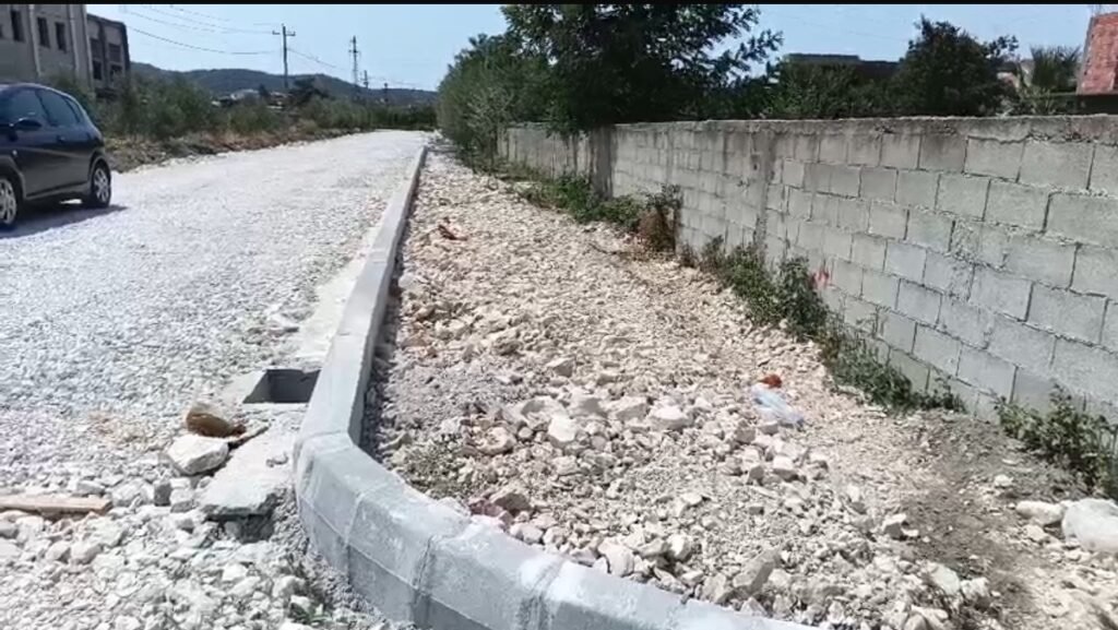 Punimet për rikonstruksionin e segmentit rrugor në lagjen e komunitetit rom në qytetin e Fierit kanë hyrë në fazën përfundimtare.