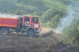 Zjarri rrezikoi pyjet dhe banesat në Bulqizë, ndërhyrja e zjarrfikësve shmangu përhapjen.