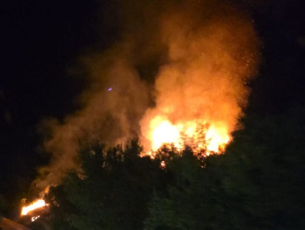 Një tjetër vatër zjarri është regjistruar mbrëmjen e djeshme në fshatin Drenovë, në bashkinë Mallakastër.