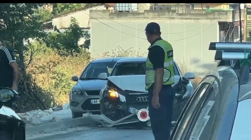 Një aksident rrugor ka ndodhur pak minuta më parë në aksin Fier-Patos