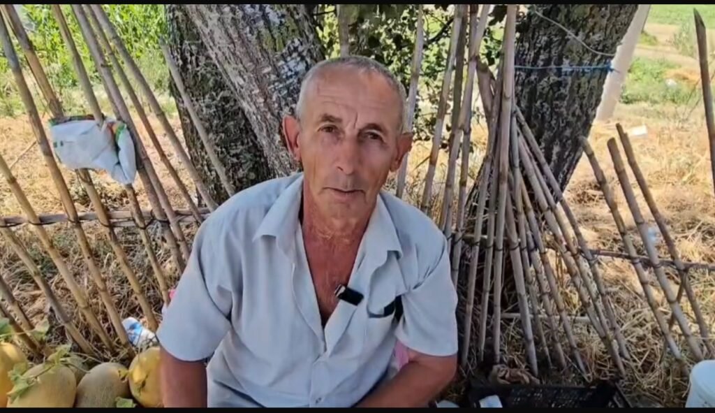 75 vjeç dhe ende në arë – çifti nga Çermë Shkumbin punon çdo ditë për të siguruar jetesën. 75 vjeç dhe ende në arë – çifti nga Çermë Shkumbin punon çdo ditë për të siguruar jetesën.