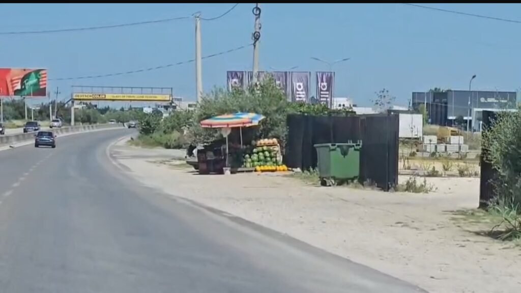 Tregtia buzë asfaltit, rrezik në aksin Lushnjë–Rrogozhinë. Tregtia buzë asfaltit, rrezik në aksin Lushnjë–Rrogozhinë.