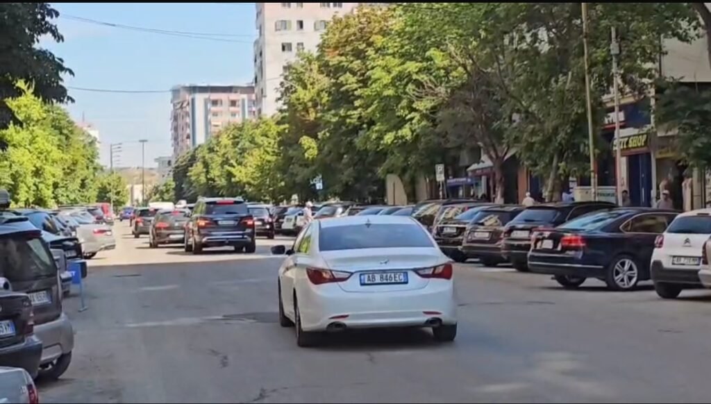 Shqiptarët blejnë më shumë makina, rikthehet rritja e regjistrimeve në qershor. Shqiptarët blejnë më shumë makina, rikthehet rritja e regjistrimeve në qershor.