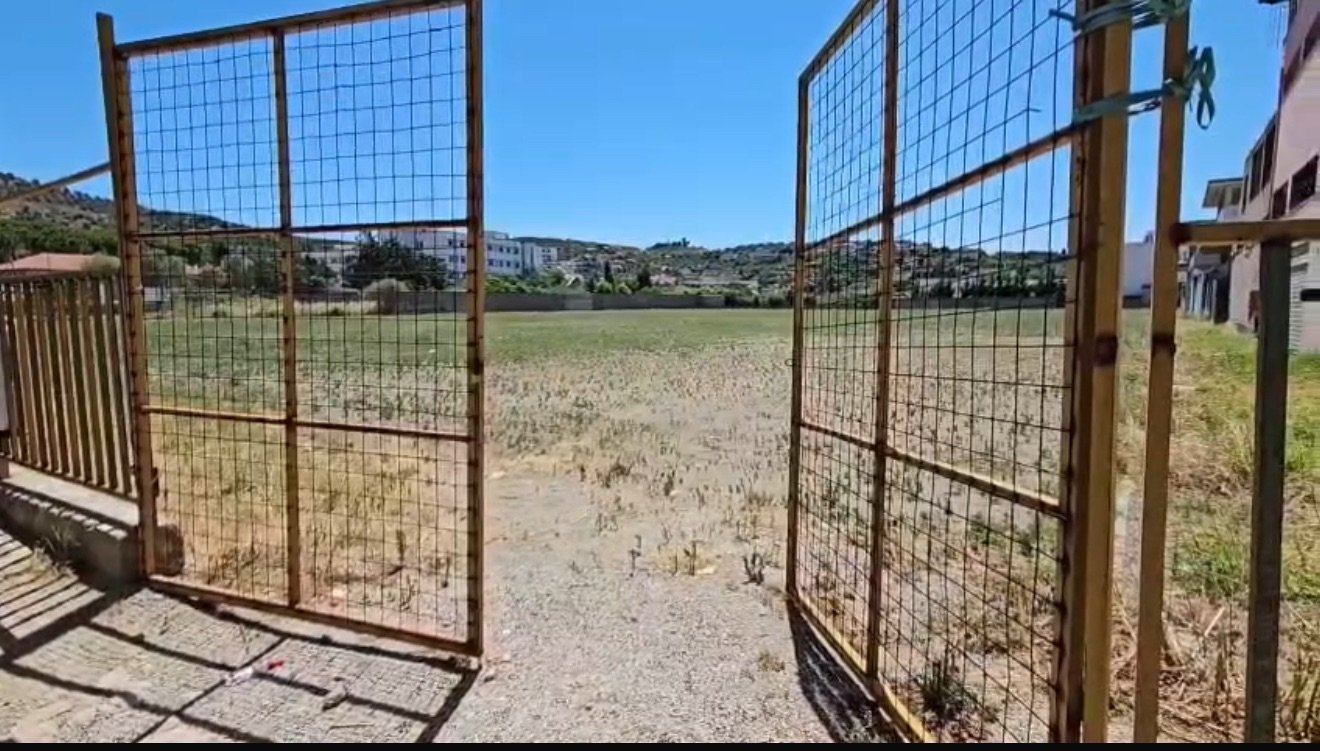 Lushnje – Fusha sportive e lënë përgjysmë, pret investimin.