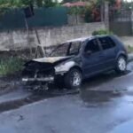 Një automjet është përfshirë nga flakët mesditën e sotme në një nga rrugët e brendshme të qytetit të Cërrikut.
