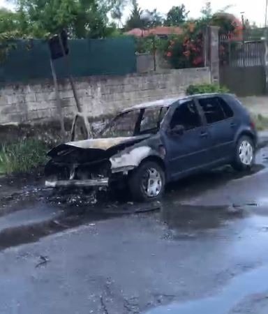 Një automjet është përfshirë nga flakët mesditën e sotme në një nga rrugët e brendshme të qytetit të Cërrikut.