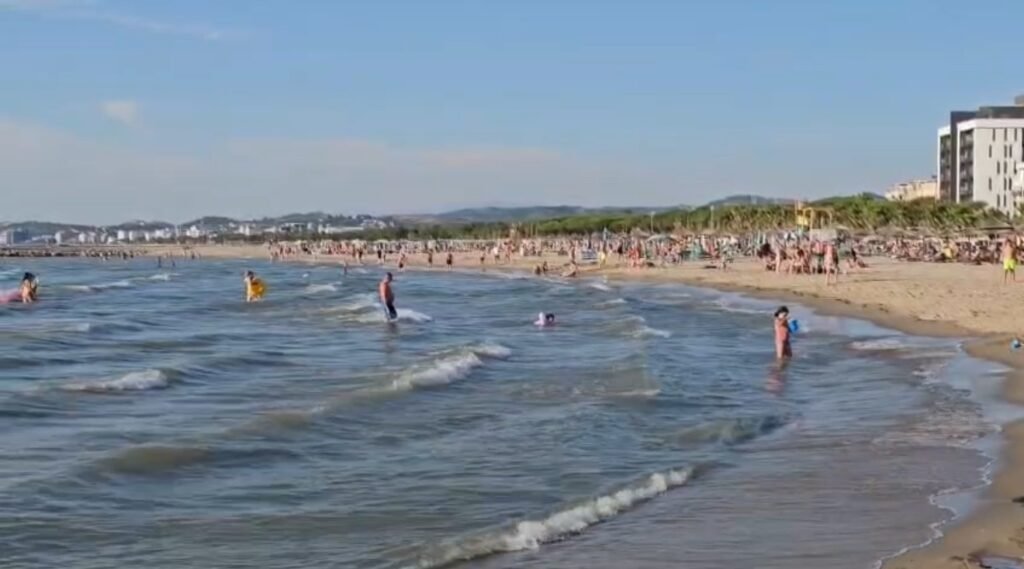 Bregdeti i Golemit dhe Qerretit mirëpret pushuesit, por në shumë sektorë të plazhit mungojnë vrojtuesit. Bregdeti i Golemit dhe Qerretit mirëpret pushuesit, por në shumë sektorë të plazhit mungojnë vrojtuesit.