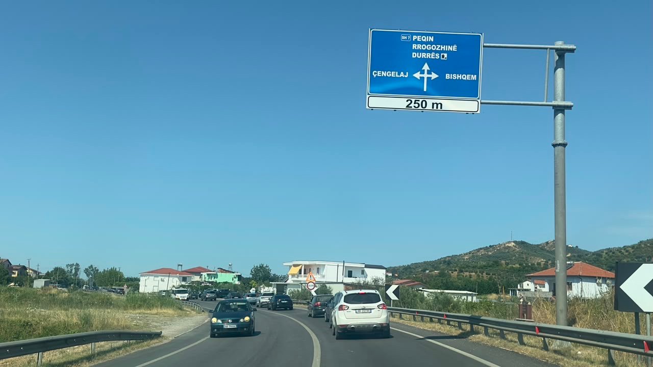 Aksident në aksin e rrugës kombëtare Peqin–Rrogozhinë