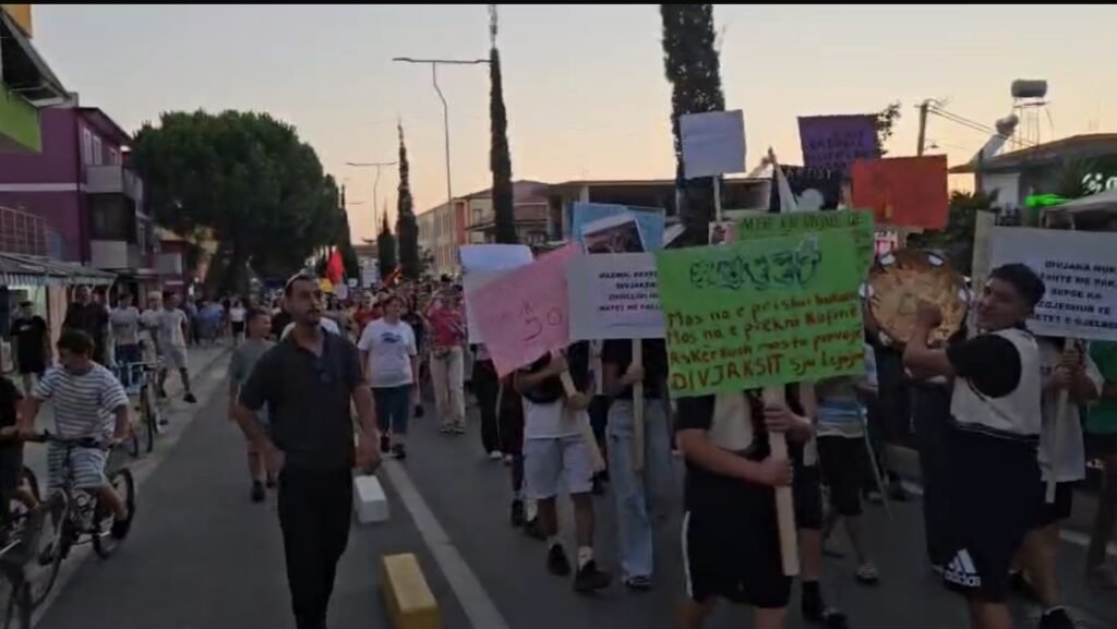Qytetarët e Divjakës protestojnë kundër bashkimit të bashkisë së tyre me Lushnjën.