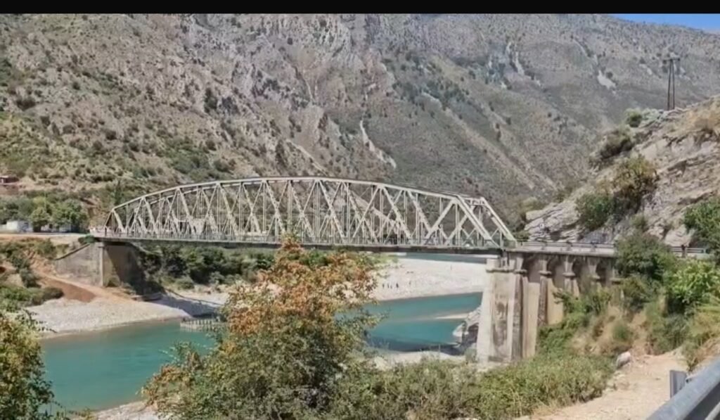 Ura e Dragotit, vepra inxhinierike që sfidon kohën mbi lumin Vjosë.